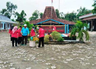 Jum’at Bersih, Pemdes dan Masyarakat Desa Dimoro Bersatu Jaga Kebersihan Lingkungan